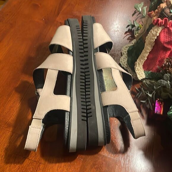 Sabrina’s Made in Spain Tan/Black Sandals - 37 - Great Condition - Picture 5 of 8